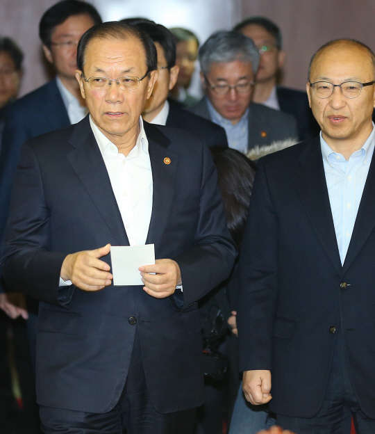황우여 사회부총리 겸 교육부 장관과 문형표 보건복지부 장관이 1일 오전 서울 세종로 정부서울청사에서 열린 정책조정강화를 위한 정부-청와대 관련 회의에 입장하고 있다.